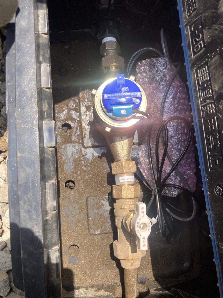 水道メーターを覗くと、青い部品が付けられていました。