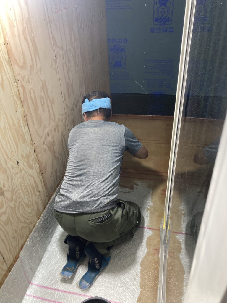 ローラーを使って丁寧に空気を抜かないと、仕上がりに影響するんですよね・・・。