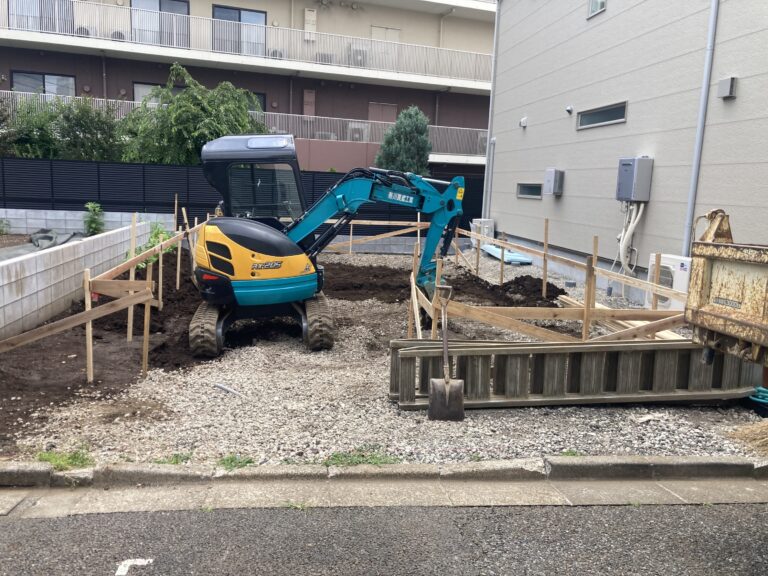 遣り方を行い、根切り・鋤取りを開始しました。