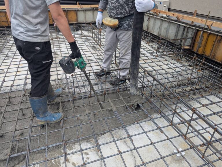 当初予定していた打設日の予報が、終日雨の予報に代わりました。  雨の中、打設する訳にもいかないでしょ！