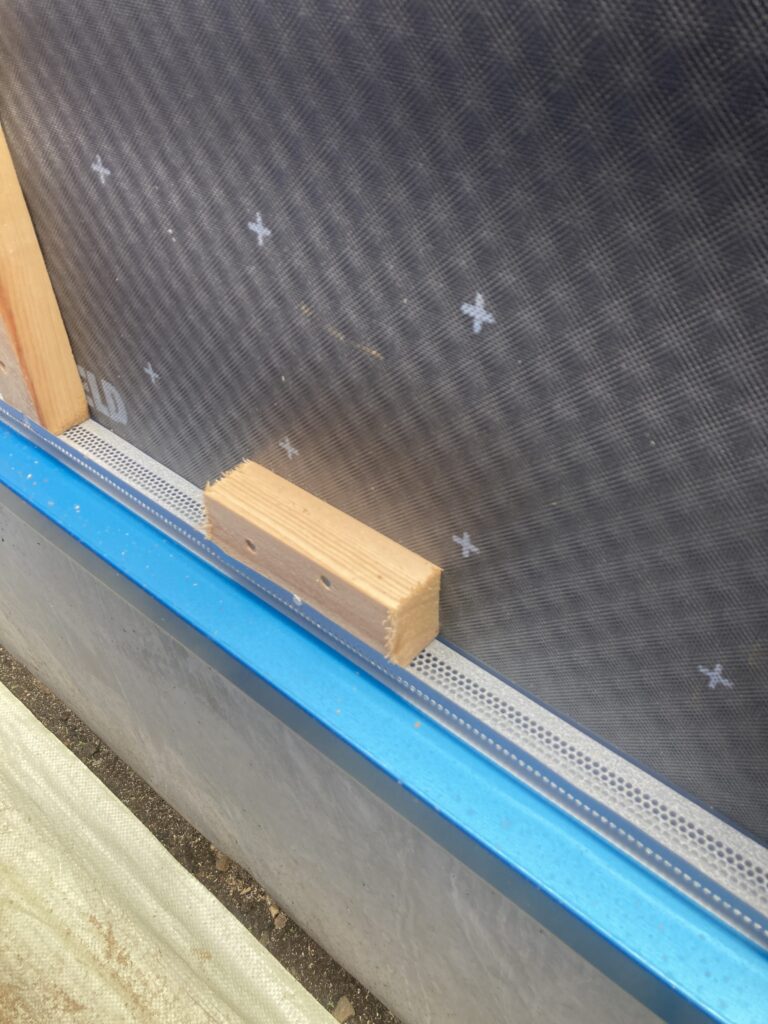 厚さ0.27mmのGL鋼板に無数の穴が明いているため、空気は通すけど通気層内に蝙蝠や不快害虫が侵入するのを防いでくれます