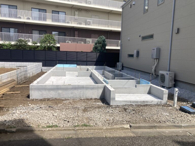 土台敷きまでには時間があるので、基礎周りの水道配管（屋外配管）等を行う事にしました。