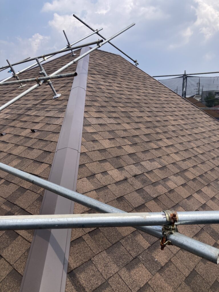 屋根の上に載っていた太陽光発電パネルを降ろしたので、古いコロニアル屋根を剥がしました。