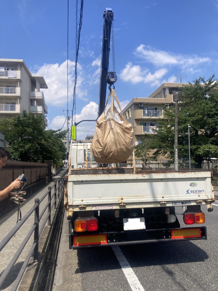無事アスベスト含有建材を入れたフレコンバッグの積み込み完了しました。
