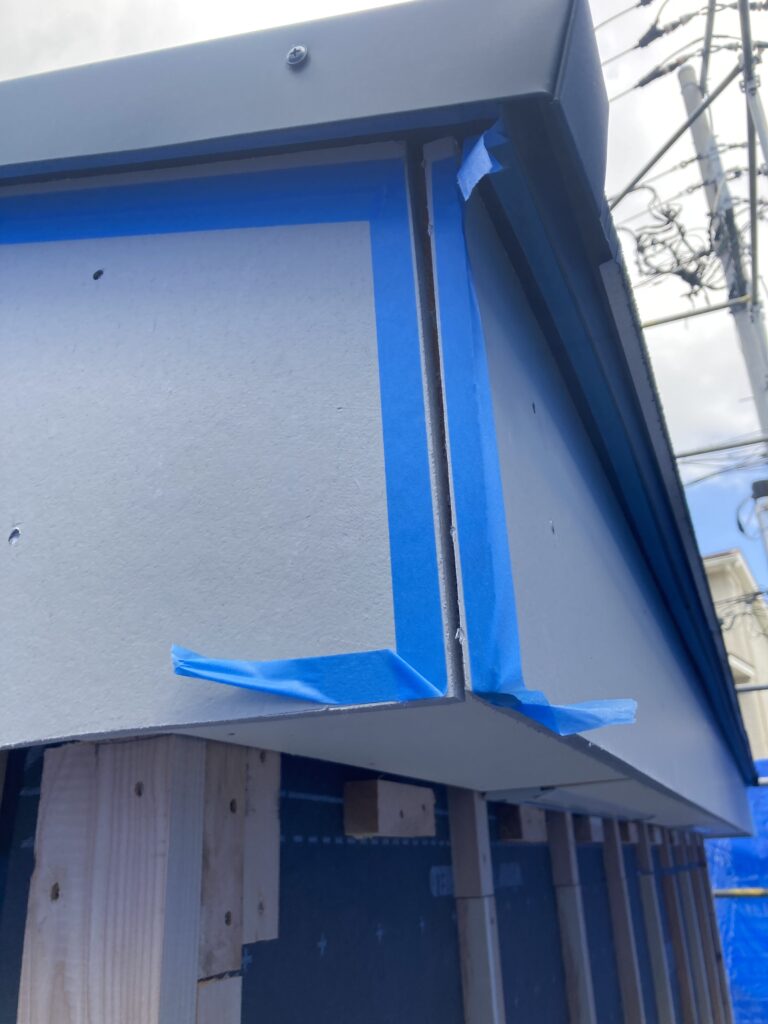 後日行う塗装工事に先立ち、板間および取合い部のシーリング工事を行いました。