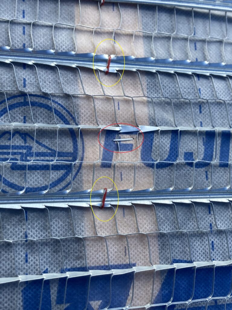 仮締め用は鉄網の上から通気野縁に留めるけど、本締め用は太いリブ部分に留めるのが基本です。