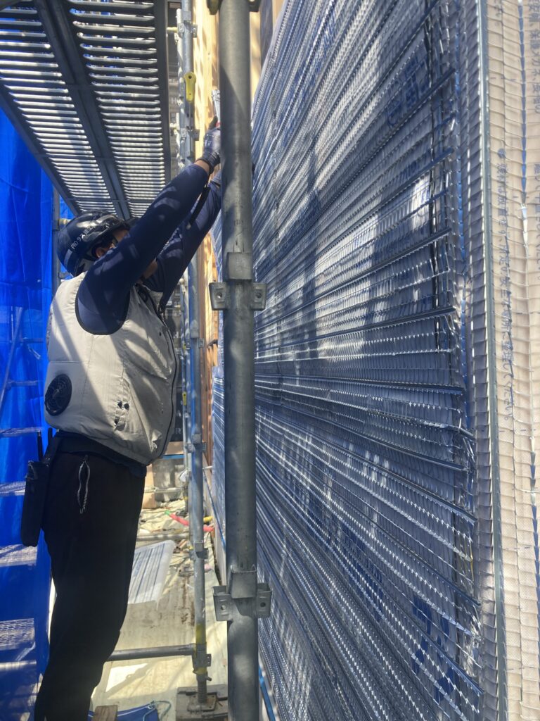 富士川建材工業が開発したモルタル外壁通気層構法用の下地金網（ラス網）です。