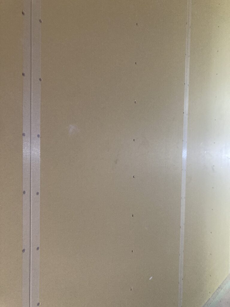 ようやく内装工事が始まりました。