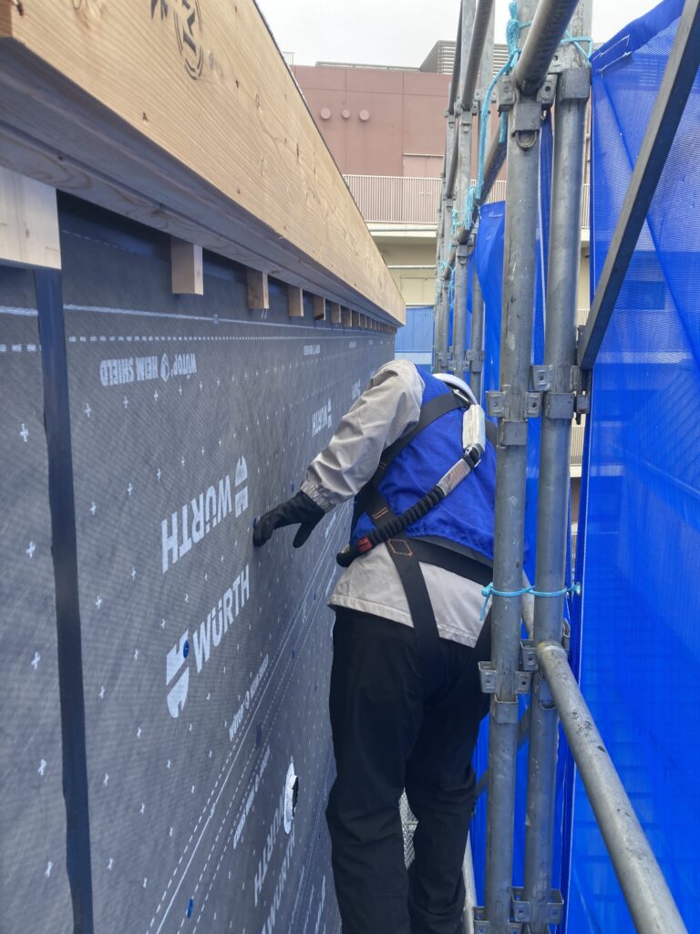 本日、午前10時30分～瑕疵担保責任保険の追加外装下地検査に臨みました。