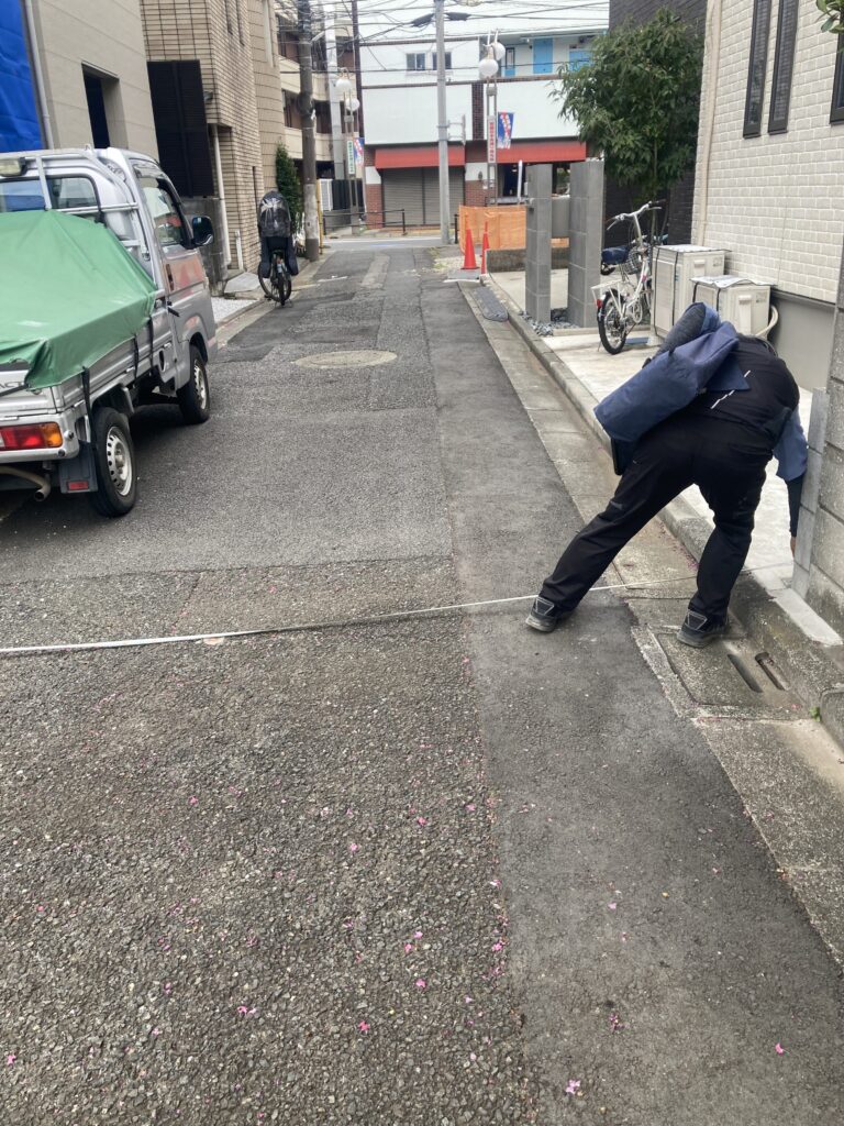 確認検査会社の検査員が道路幅員を測っていました。