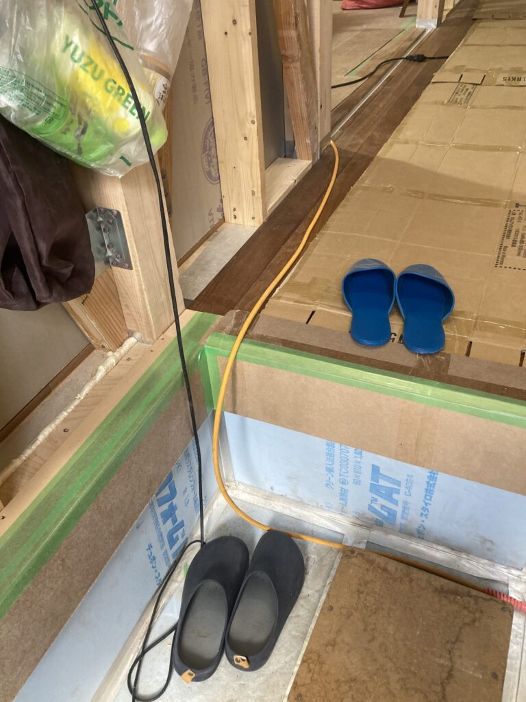 弊社では突板貼りタイプの無塗装品を取付け、最後に自然塗料を塗るようにしています。