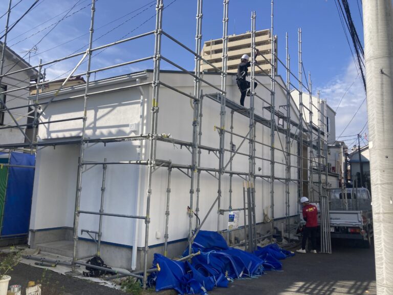 無事、足場解体が終わりました。  これで搬入車両等を敷地と道路に跨がせて停める事が出来ます。