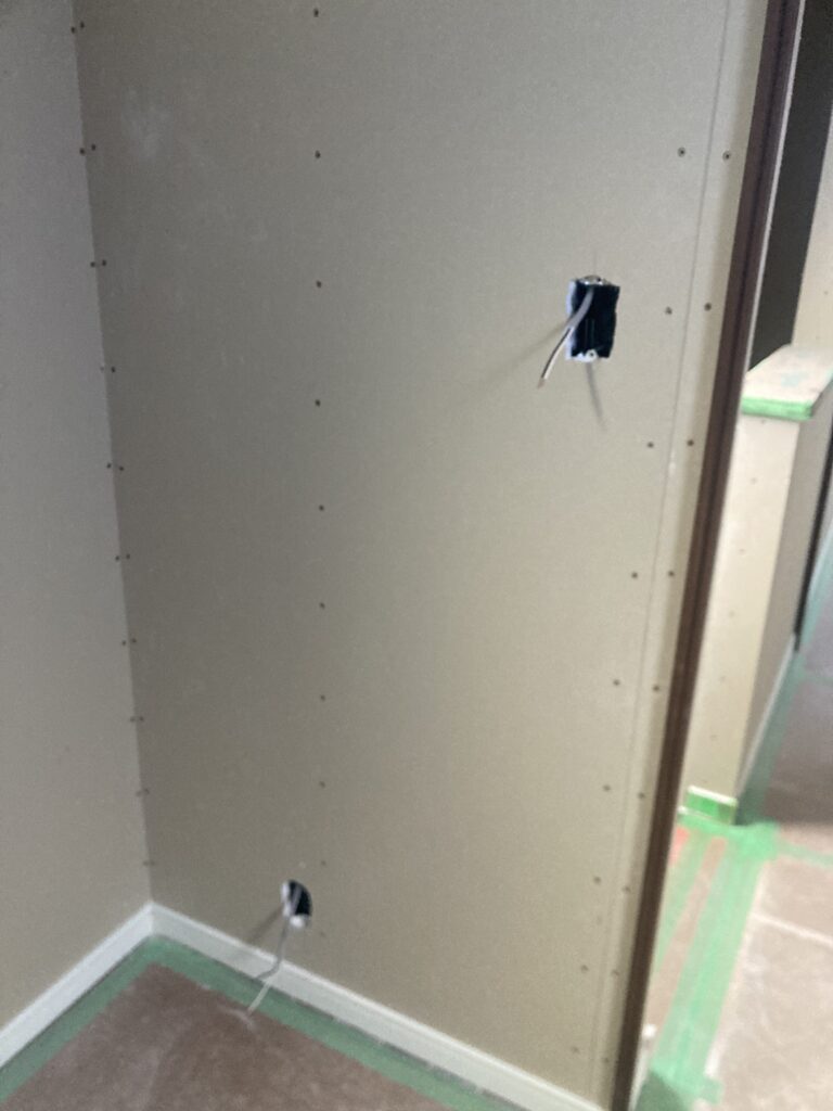 弊社ではコンセントやスイッチ用の穴明けを電気屋さんにお願いしています。