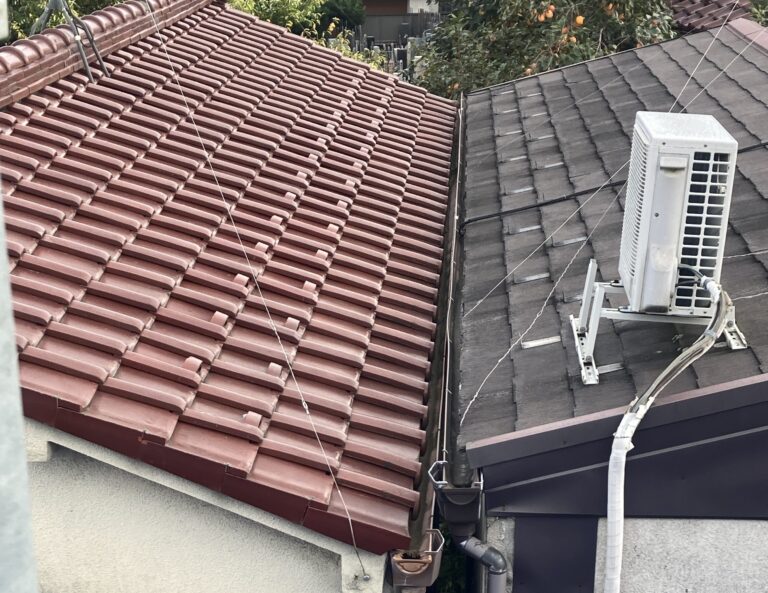 屋根の上にエアコンの室外機が置かれています。  凄い絵面でしょ？