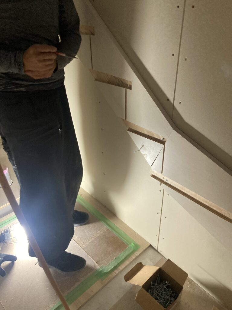 プレカット階段は、住宅建築で使用する階段部材を工場で設計図通りに加工してから現場に搬入する階段です。